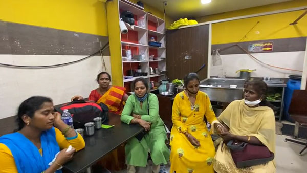 ஓட்டலில் நுழைந்த பயணிகள்