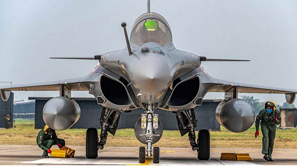 Rafale Deal: Dassault paid half euro to Indian middleman as a gift says French Report Rafale Deal: Dassault paid half euro to Indian middleman as a gift says French Report