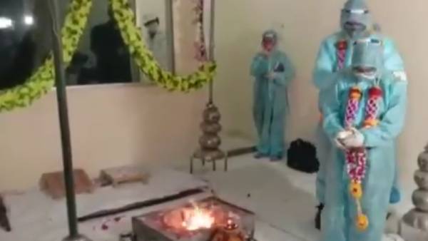 பிபிஇ உடையில் திருமணம்