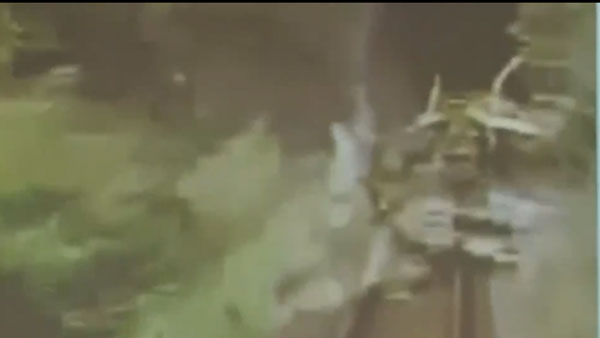 லாரியில் மோதியவை
