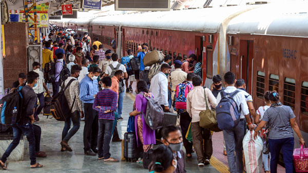 Covid 19 night curfew : Eager to return home migrant workers From Chennai, Coimbatore Covid 19 night curfew : Eager to return home migrant workers From Chennai, Coimbatore