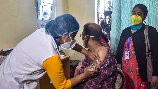 சேலத்தில் முதல்வர் தடுப்பூசி
