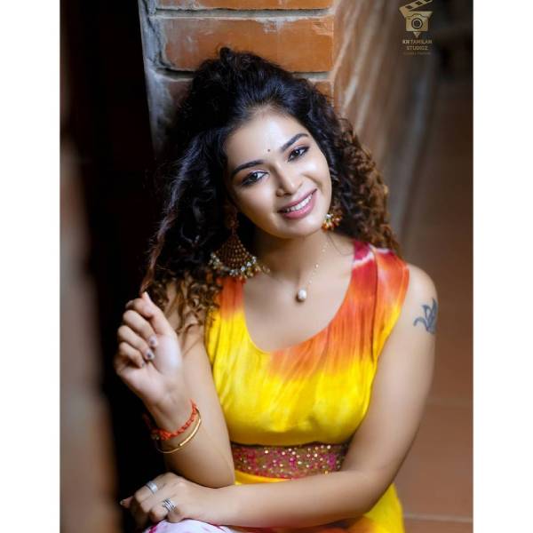 மஞ்சள் உடை தேவதை