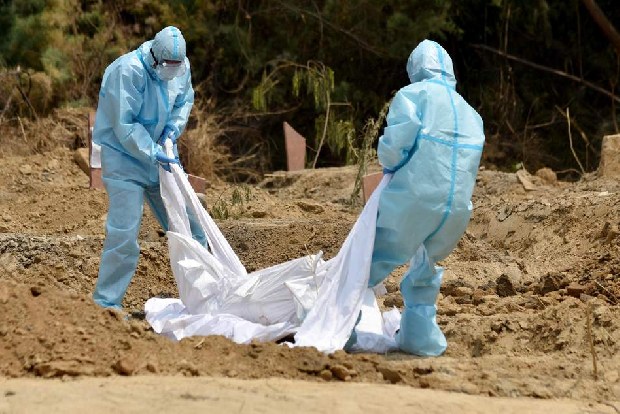 Covid victim’s body dumped into the bank of Saura river in Bihar Covid victim’s body dumped into the bank of Saura river in Bihar