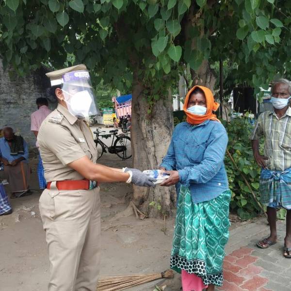 உணவு பொட்டலங்கள் வழங்கினார்