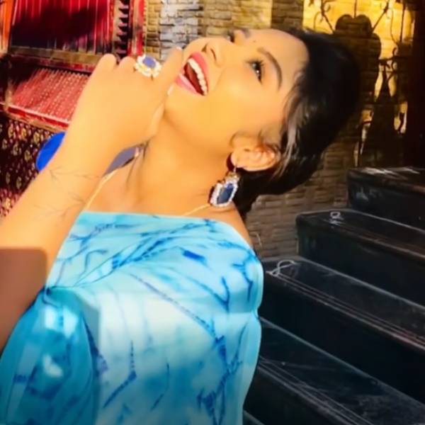 நடு ரோட்டில் செம டான்ஸ்