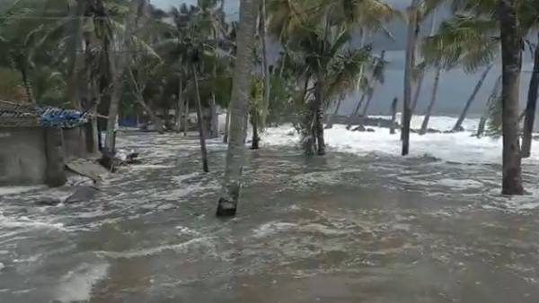 அடித்து செல்லப்பட்ட சாலைகள்