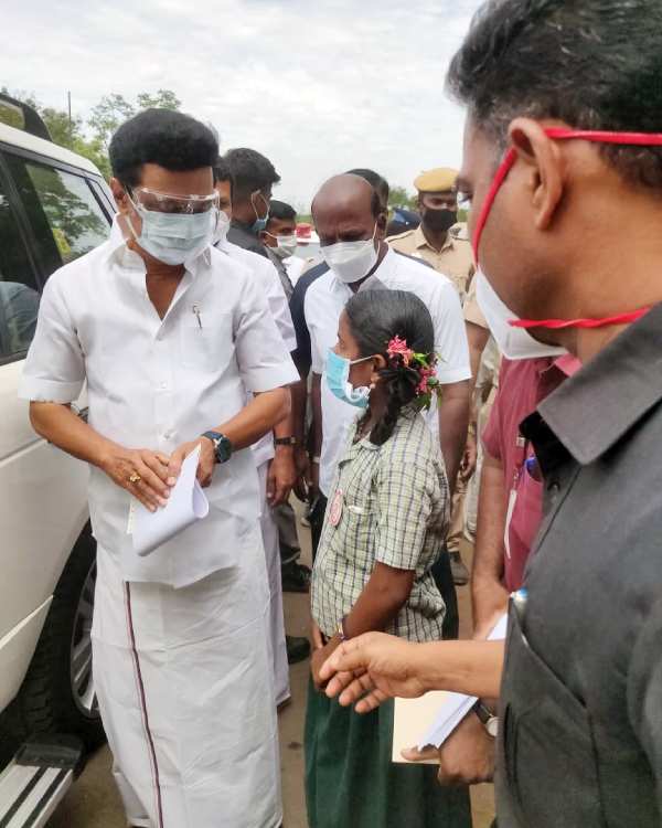 10 year old girl donates money to MK Stalin near Salem 10 year old girl donates money to MK Stalin near Salem