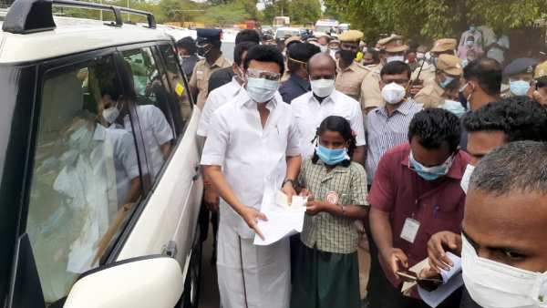 10 year old girl donates money to MK Stalin near Salem 10 year old girl donates money to MK Stalin near Salem