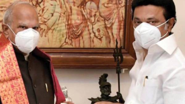Governor Banwarilal Purohit handed over Rs 1 crore corona fund to Tamil Nadu Governor Banwarilal Purohit handed over Rs 1 crore corona fund to Tamil Nadu