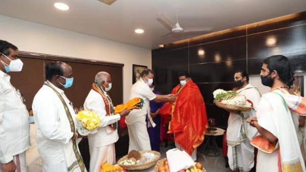 Tirupati Devasthanam Vedic scholars meeted Chief Minister MK Stalin Tirupati Devasthanam Vedic scholars meeted Chief Minister MK Stalin