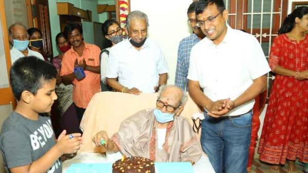 அரசு மரியாதையுடன் தகனம்