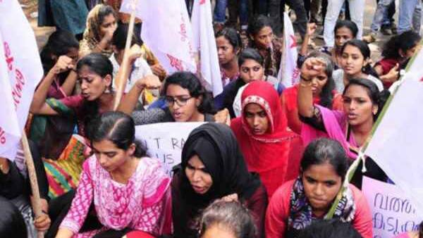 லட்சத்தீவை காப்பாற்றுங்கள்.. பாஜக நிர்வாகிக்கு எதிராக.. மொத்தமாக திரண்டு நிற்கும் கேரளா.. போராட்டம்! 