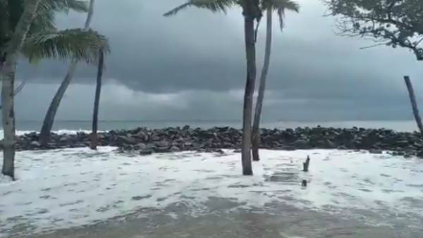 டவ்-தே புயல்.. கேரளாவில் விடாமல் பெய்யும் கனமழை.. ஊருக்குள் புகுந்த கடல் நீர்.. பதறவைக்கும் வீடியோ! 