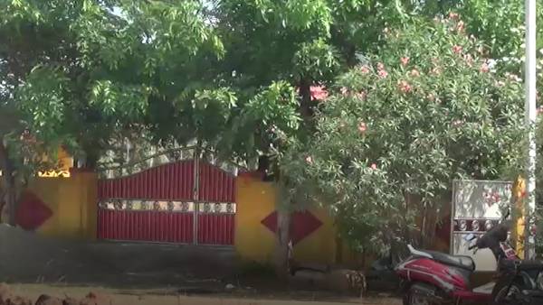 பேசுவதை நிறுத்தினார்