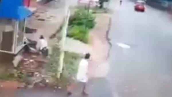 டவ் தே புயல்.. கேரளாவில் சாலையில் வேரோடு சாய்ந்த மரம்.. நூலிழையில் உயிர் தப்பிய நபர்- வீடியோ வைரல் 