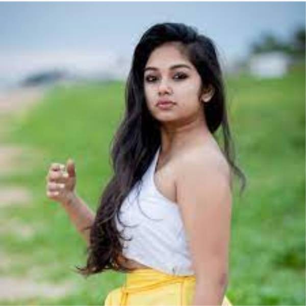 காதல் சொட்டும் கண்கள்