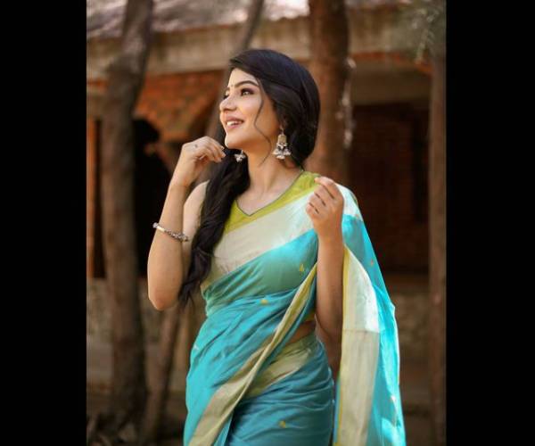 ரசிக்கும் ரசிகர்கள்