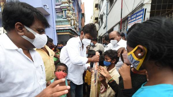 கிரிக்கெட் பேட் அளித்த உதயநிதி