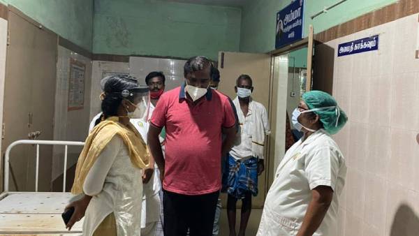 Corona : Velmurugan MLA inspected at Panruti General Hospital at midnight Corona : Velmurugan MLA inspected at Panruti General Hospital at midnight
