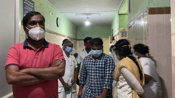 Corona : Velmurugan MLA inspected at Panruti General Hospital at midnight Corona : Velmurugan MLA inspected at Panruti General Hospital at midnight