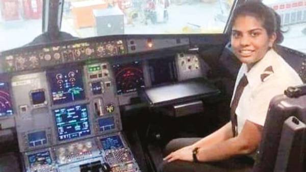 சின்னஞ்சிறிய கரகுளம் கிராமத்தில் வட்டமடித்த விமானம்.. யாருனு பார்த்தா இளம் விமானியான நம்ம ஜெனி! 