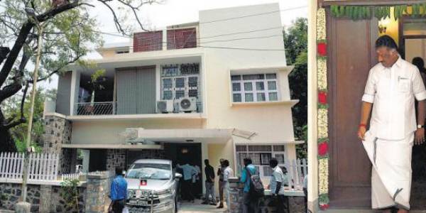 புது வீட்டிற்கு குடியேறிய ஓபிஎஸ்