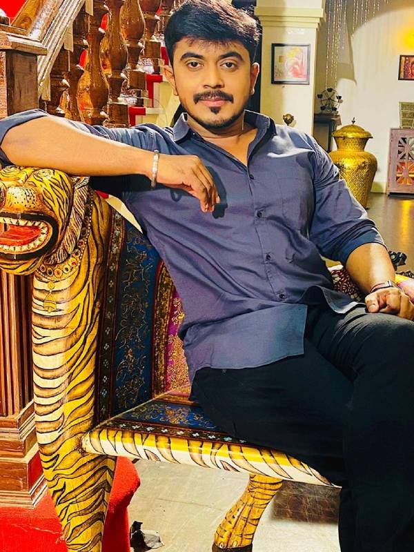 2 ஹீரோயின் ஒரு ஹீரோ