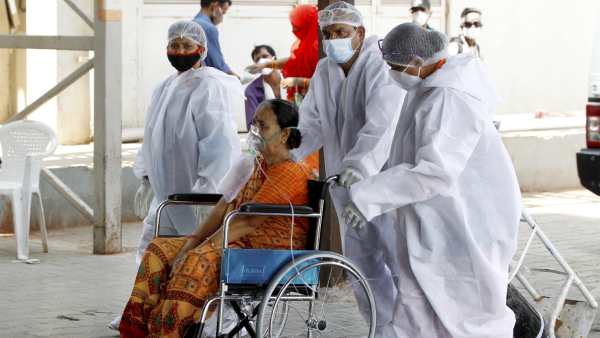 Government of Tamil Nadu cancels licenses of private hospitals charging extra for corona treatment Government of Tamil Nadu cancels licenses of private hospitals charging extra for corona treatment