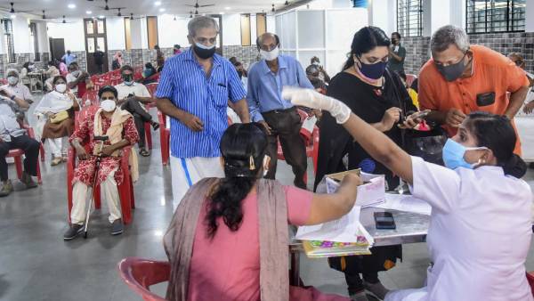 சிறார்களுக்குத் தடுப்பூசி பணிகள்
