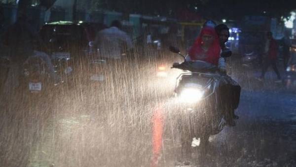 IMD issues heavy rainfall warning for 3 Districts in TN IMD issues heavy rainfall warning for 3 Districts in TN