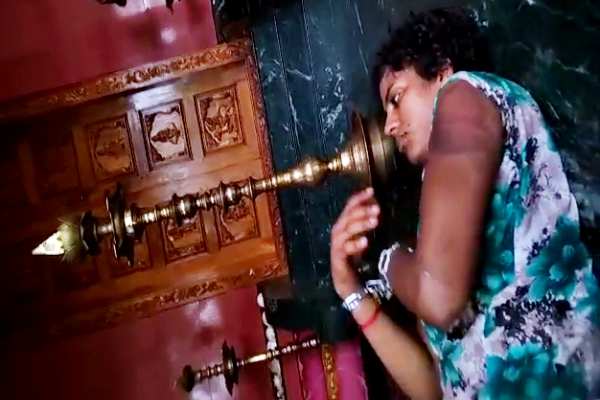 இளம்பெண்