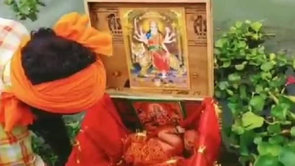 மரப்பெட்டியில் காளி தேவி படம்