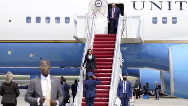 Kamala Harriss Flight Forced To Land Soon After Take-Off Kamala Harriss Flight Forced To Land Soon After Take-Off