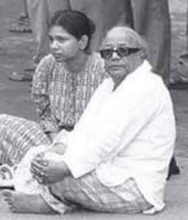 சிறை வாசலில் கருணாநிதியுடன் கனிமொழி தர்ணா