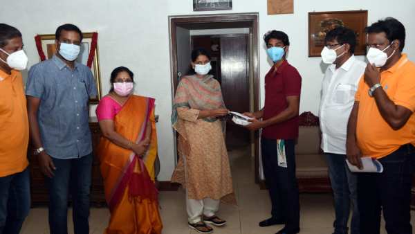 Kanimozhi provided financial assistance to a young hockey player Kanimozhi provided financial assistance to a young hockey player