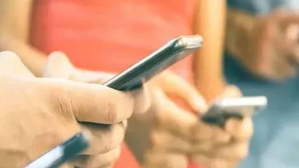 UP Womens commission member says Girls shoud not be given phones UP Womens commission member says Girls shoud not be given phones