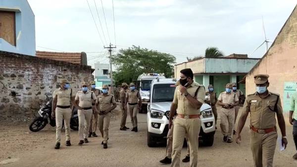 கல்லால் தாக்கினார்
