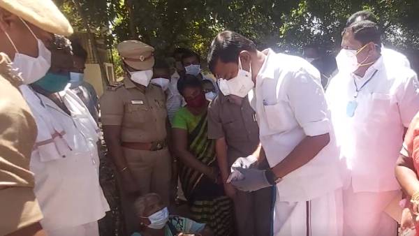 கையில் திணித்தார்