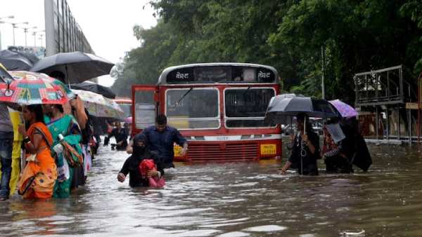 வெள்ளநீரில் மூழ்கிய தண்டவாளங்கள்