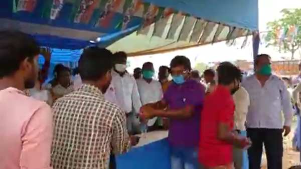 West Bengal: BJP workers sanitised’ before being inducted into TMC West Bengal: BJP workers sanitised’ before being inducted into TMC