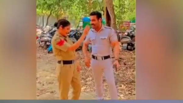 விளாசும் நெட்டிசன்கள்