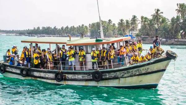 மீனவர்களை கண்காணிக்க படகுகளில் அரசு அதிகாரிகள் நியமனம்.. லட்சத்தீவில் பகீர் சட்டம்.. மக்கள் கொதிப்பு