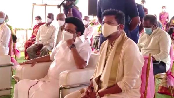 மாஸ்க் அணிந்தபடி ஸ்டாலின்