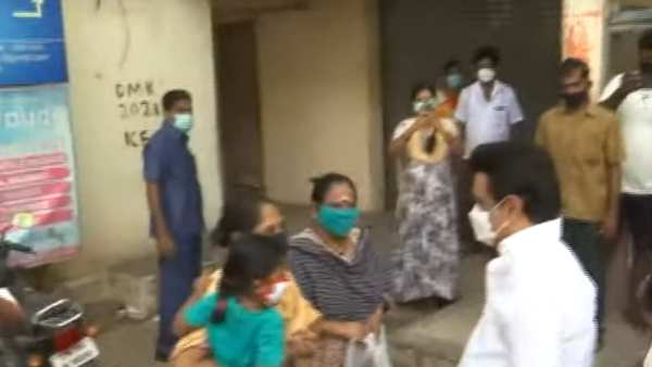 மனு வழங்கிய பெண்