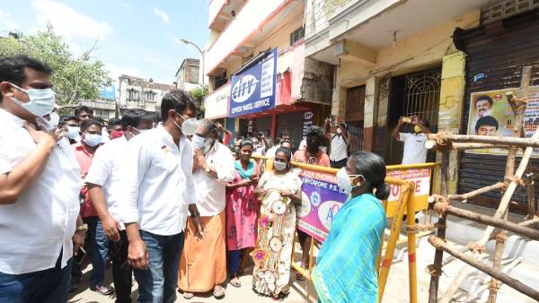 சீல் வைத்த அதிகாரிகள்