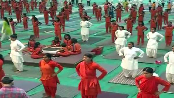 International Yoga Da: Thousands of People attend Yoga celebrations in New York International Yoga Da: Thousands of People attend Yoga celebrations in New York