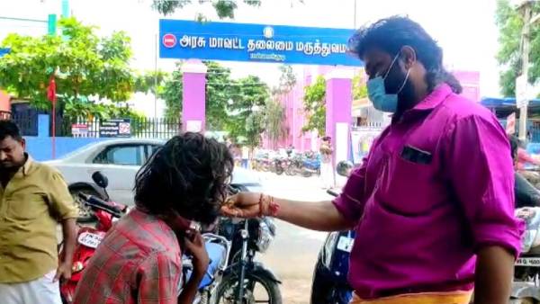 உணவு ஊட்டுகிறார்
