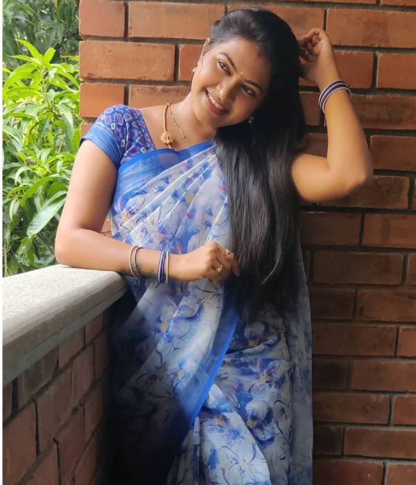பார்க்கறதுக்குத்தானே கட்டுறது
