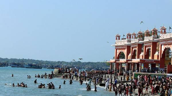 Holy bath in the Rameswaram Agni Teertham sea - request to open 22 Tirtha wells Holy bath in the Rameswaram Agni Teertham sea - request to open 22 Tirtha wells